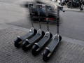 Varios patinetes eléctricos aparcados en la calle