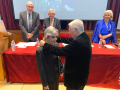 El presidente de la Real Academia, José Cosano, impone la medalla a Rosa Luque