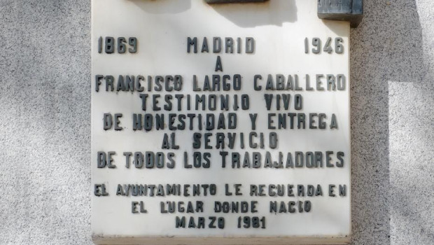 Placa de Largo Caballero en la plaza de Chamberí
