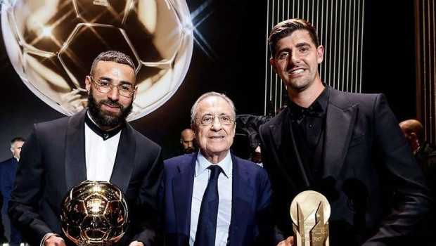 Karim Benzema, ganador del balón de Oro, junto a Florentino Pérez, presidente del Real Madrid
