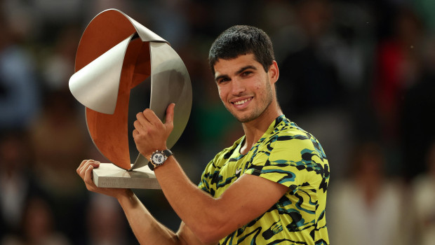 Carlos Alcaraz levanta el trofeo de campeón del Mutua Madrid Open