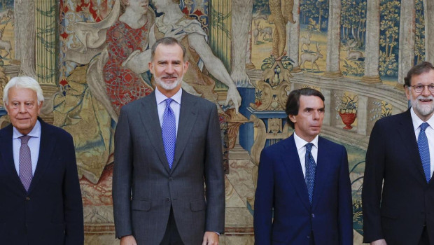 El Rey Felipe VI posa junto a los expresidentes del Gobierno de España José Luis Rodríguez Zapatero (i), Felipe González (2i), José María Aznar (2d) y Mariano Rajoy (d) durante la reunión del Patronato del Real Instituto Elcano que ha presidiso el rey Felipe VI en el Palacio de El Pardo en Madrid, este lunes. EFE/ J.J. Guillén