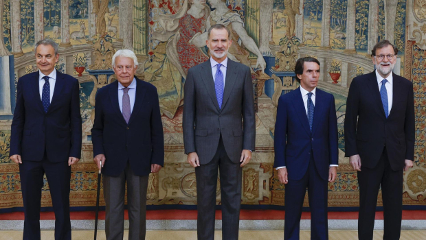 El Rey Felipe VI posa junto a los expresidentes del Gobierno de España José Luis Rodríguez Zapatero (i), Felipe González (2i), José María Aznar (2d) y Mariano Rajoy (d) durante la reunión del Patronato del Real Instituto Elcano que ha presidiso el rey Felipe VI en el Palacio de El Pardo en Madrid, este lunes. EFE/ J.J. Guillén