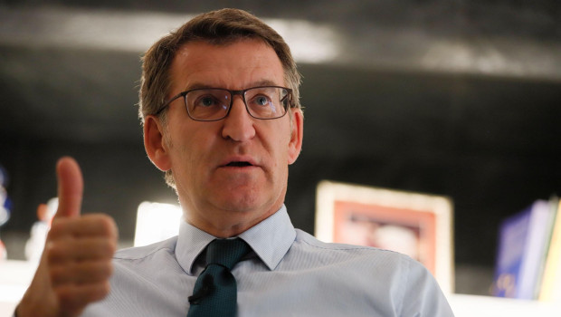 Alberto Núñez Feijóo en su despacho, durante la entrevista con El Debate