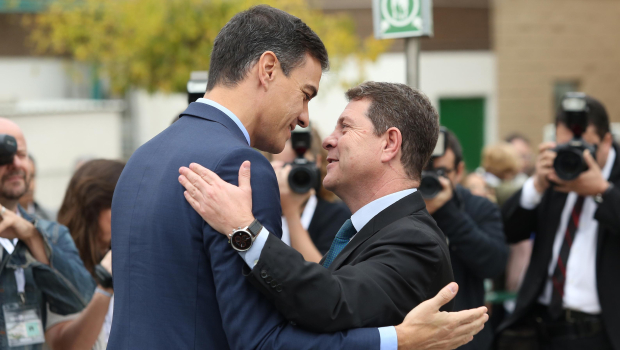 El presidente del Gobierno, Pedro Sánchez, saluda al presidente de Castilla-La Mancha, Emiliano García-Page