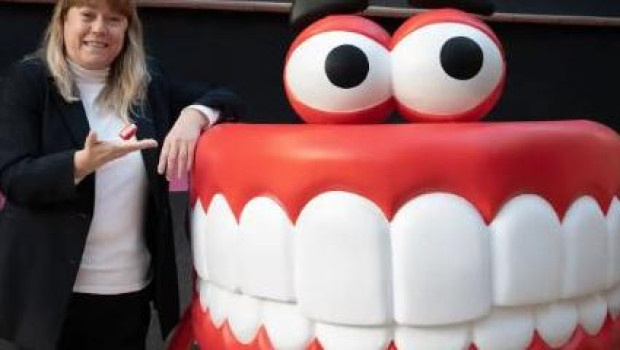 La consejera de Cultura de la Generalitat, Natàlia Garriga, junto a la figura de Queta, una dentadura gigante