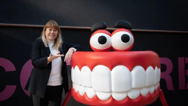 La consejera de Cultura de la Generalitat, Natàlia Garriga, junto a la figura de Queta, una dentadura gigante