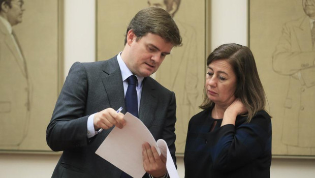 La presidenta del Congreso, Francina Armengol, junto al letrado mayor, Fernando Galindo