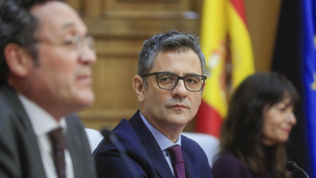 El ministro Félix Bolaños observa al fiscal general del Estado