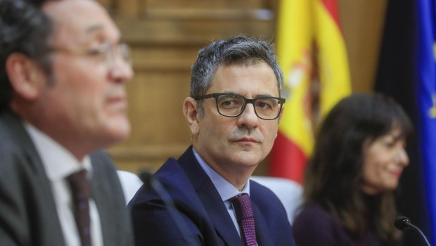 El ministro Félix Bolaños observa al fiscal general del Estado