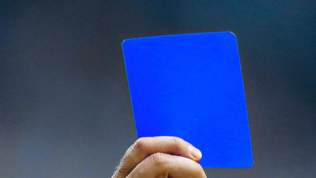 La introducción de la tarjeta azul en el fútbol podría ser una realidad