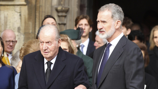 Don Felipe y Don Juan Carlos, a la salida de la ceremonia en recuerdo del Rey Constantino
