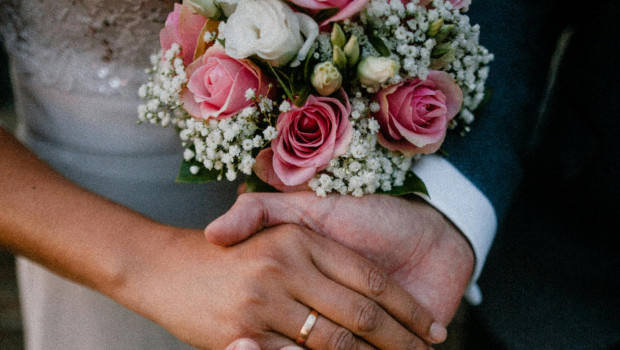 Bajo circunstancias normales, una persona católica se casa en la iglesia de la parroquia en dónde vive