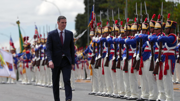 Pedro Sánchez pasa revista a un batallón de los Dragones de la Independencia en Brasil
