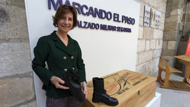 La comisaria, Mónica Ruiz, muestra parte del material de la exposición