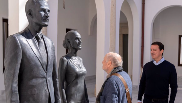 López y García Ibáñez son precisamente los autores de la primera escultura en bronce, a tamaño casi real, de Felipe VI y Letizia, que recibe a los visitantes en el patio central de este nuevo museo