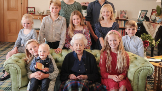 La Reina Isabel II junto a 10 de sus bisnietos en su residencia de Balmoral, en verano de 2022