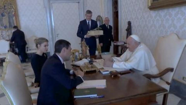 El presidente de la Junta le hizo entrega al Pontífice de varios obsequios