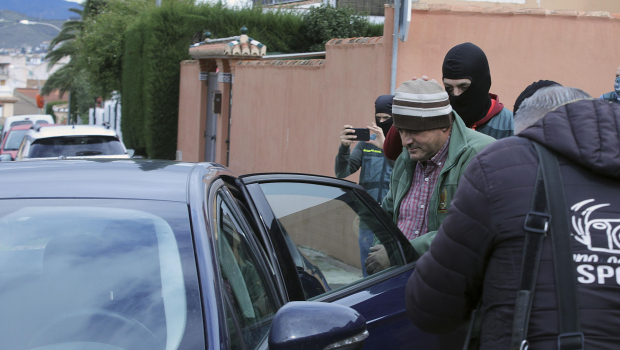 La Guardia Civil ha desarrollado este jueves una operación antiyihadista en una vivienda del municipio granadino de La Zubia (Granada), donde los agentes han detenido a una persona e incautado diversas armas. EFE/Pepe Torres