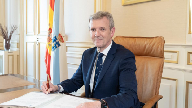 El presidente de la Xunta, Alfonso Rueda, firma el decreto de nombramiento de los miembros del Ejecutivo