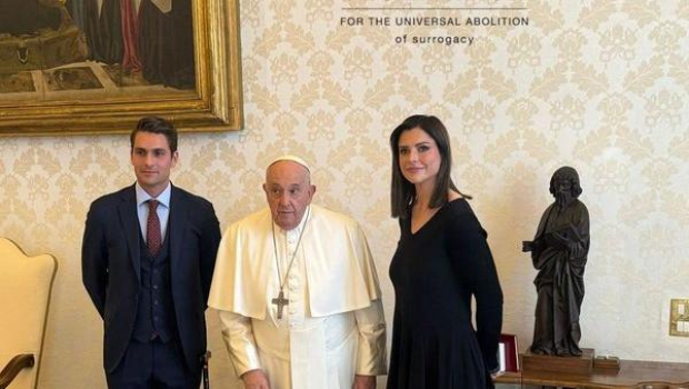 La activista contra los vientres de alquiler, Olivia Maurel (d) junto con el Papa Francisco