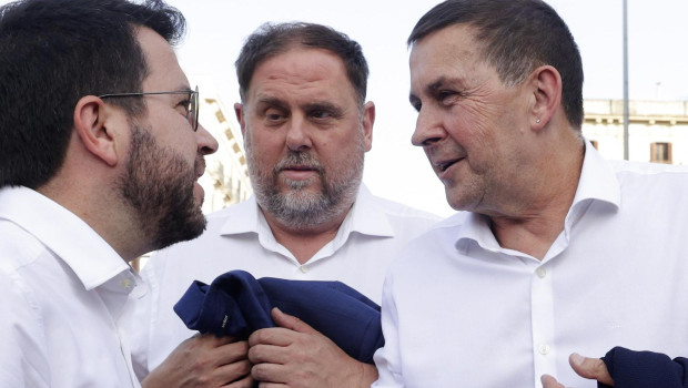 El presidente de la Generalitat, Pere Aragonès (i), el presidente de Esquerra, Oriol Junqueras (c), y el coordinador general de EH Bildu, Arnaldo Otegi (d) en una imagen de archivo