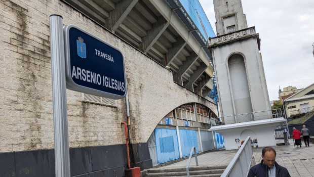 Placa recién inaugurada de la travesía Arsenio Iglesias de La Coruña
