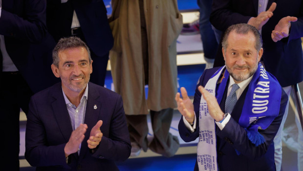 El presidente del Deportivo, Álvaro García Diéguez, y el dueño de Abanca, Juan Carlos Escotet, en el recibimiento al Deportivo tras el ascenso