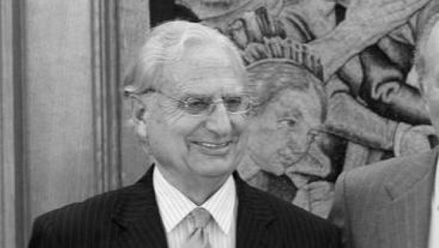 El catedrático de Derecho Constitucional y exembajador en Roma, Jorge de Esteban, junto al Rey Juan Carlos en una imagen de archivo