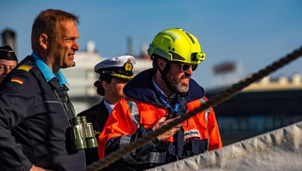 Walter del Río, a la derecha, en el muelle de Calvo Sotelo de La Coruña para realizar el practicaje a un barco alemán