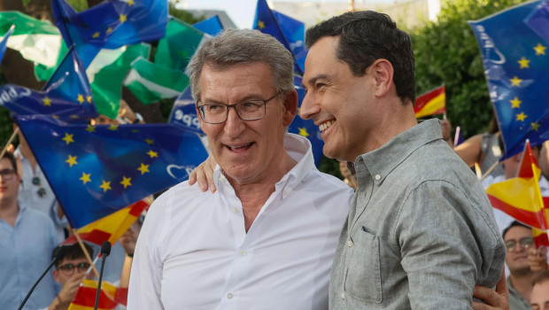SEVILLA, 05/06/2024.- El presidente del PP, Alberto Núñez Feijóo (i), y el presidente de Andalucía Juan Manuel Moreno (d), participan en el acto electoral de cara a las elecciones europeas que los populares celebran este miércoles en la sevillana Plaza de San Gonzalo. EFE/José Manuel Vidal