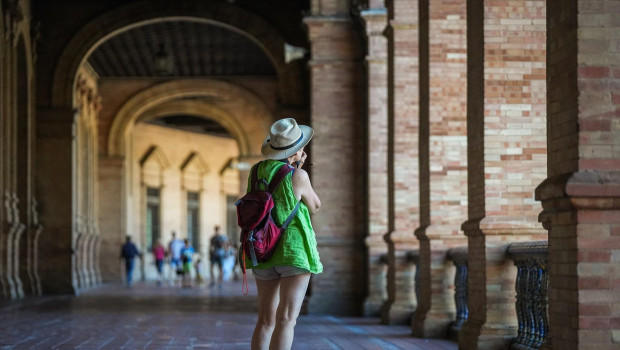 Un turista por la Plaza de España de Sevilla.