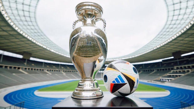 Trofeo y balón oficial de la Eurocopa de Alemania 2024