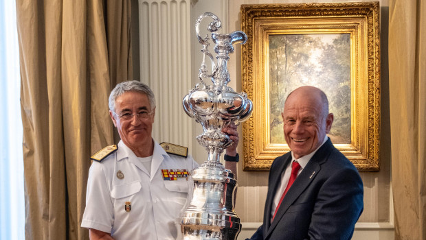 El Almirante Jefe de Estado Mayor de la Armada, Antonio Piñeiro Sánchez, y el CEO de la Copa América -, Grant Dalton