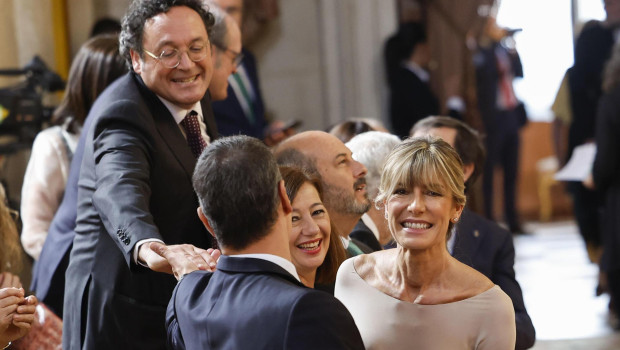 Álvaro García Ortiz, junto a Pedro Sánchez y Begoña Gómez