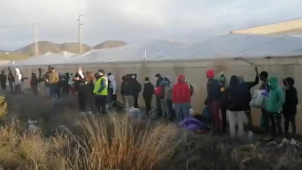 Inmigrantes en un asentamiento chabolista de Níjar