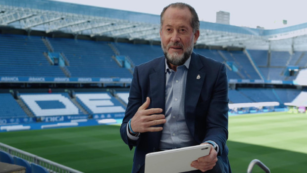 Juan Carlos Escotet, en el estadio de Riazor, donde disputa sus partidos el Deportivo de La Coruña