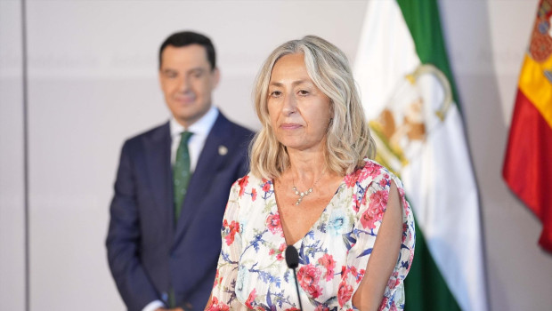 La nueva consejera de Salud y Consumo, Rocío Hernández Soto (d); durante la toma de posesión, en el Palacio de San Telmo, a 30 de julio de 2024 en Sevilla (Andalucía, España). Al segundo año de la legislatura del presidente de la Junta de Andalucía, Juanma Moreno, han tomado posesión los nuevos consejeros tras la remodelación del consejo de gobierno.
Joaquin Corchero / Europa Press
30/7/2024