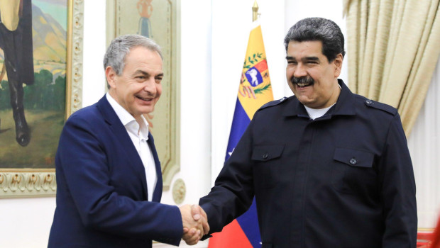 Zapatero saludando a Maduro