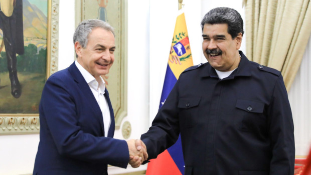 Zapatero saludando a Maduro