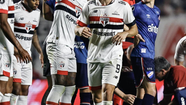 Juan Izquierdo, de Nacional es atendido por personal de salud después de desplomarse