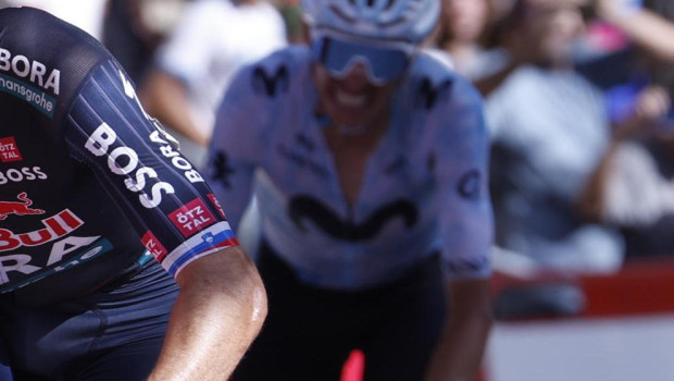 Primoz Roglic celebra la victoria de etapa en la sierra de Cazorla