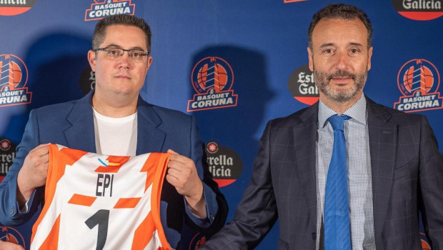 Roberto Cibeira, primero por la derecha