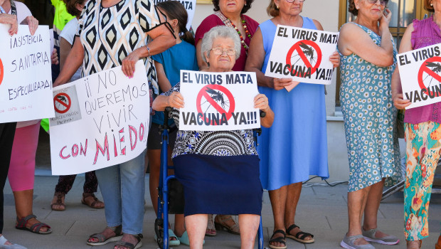 Imágenes de la protesta de los vecinos por las muertes a causa del virus de la fiebre del Nilo