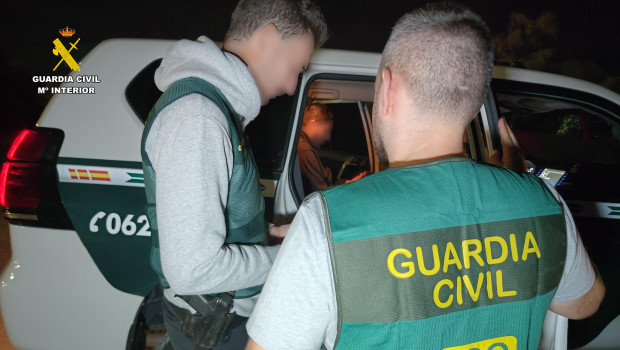 Dos agentes de la Guardia Civil de la UCO junto a Karim E.B en un vehículo del cuerpo, a su llegada a la comandancia de la Guardia Civil de Barbate.