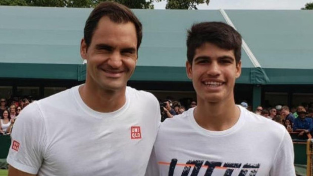 Roger Federer y Carlos Alcaraz en una imagen de archivo en Wimbledon 2019