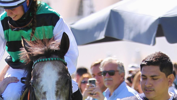 'Azkar' y Denisa Sikorová, recibiendo las felicitaciones del Preparador Óscar Anaya, tras vencer en la 5ª Carrera, el 'Gran Premio Villamejor'
