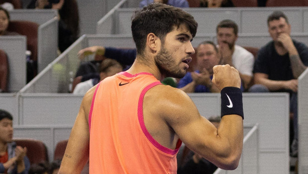 Carlos Alcaraz celebra la victoria en semifinales del ATP 500 de Pekín frente a Daniil Medvedev