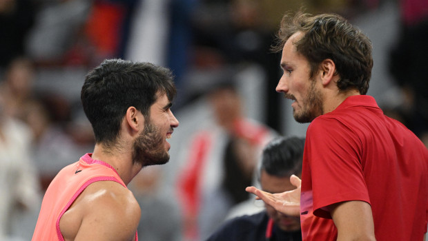 Carlos Alcaraz y Daniil Medvedev charlan amistosamente en la red después del partido