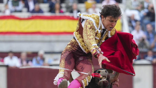 El diestro Roca Rey durante el festejo taurino de la Feria de Octubre que se celebra este domingo en la Monumental de Las Ventas, en Madrid